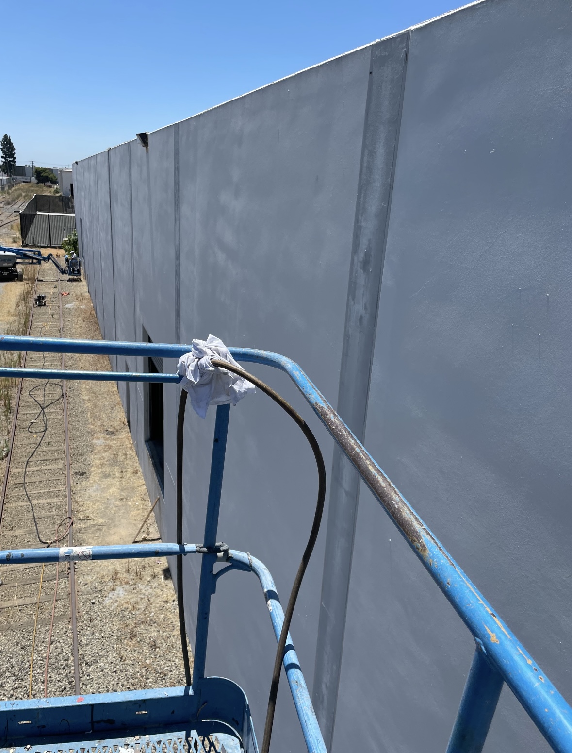 Commercial building wall finished in gray, viewed from the lift